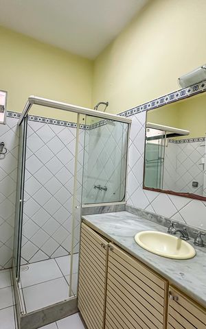 Apartamento à venda com 442m², 4 quartos e 2 vagas Apartamento à venda com 442m², 4 quartos e 2 vagasBanheiro da Suíte 3
