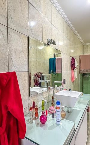 Casa à venda com 266m², 3 quartos e 2 vagas Casa à venda com 266m², 3 quartos e 2 vagasBanheiro da Suíte 1