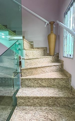 Casa à venda com 266m², 3 quartos e 2 vagas Casa à venda com 266m², 3 quartos e 2 vagasEscada