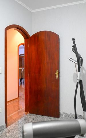 Casa para alugar com 450m², 4 quartos e 4 vagas Casa para alugar com 450m², 4 quartos e 4 vagasQuarto 1 - Academia