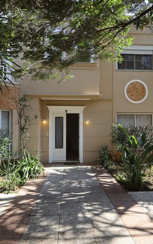 Casa de condomínio à venda com 567m², 4 quartos e 4 vagasFachada
