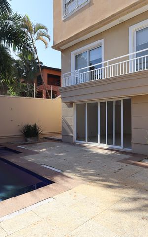 Casa de condomínio à venda com 567m², 4 quartos e 4 vagasÁrea externa - Quintal