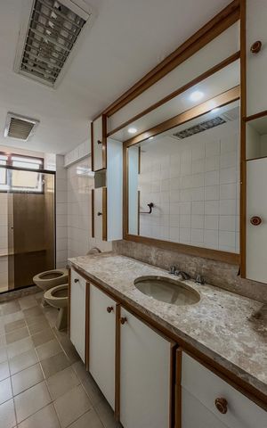 Apartamento à venda com 170m², 4 quartos e 3 vagas Apartamento à venda com 170m², 4 quartos e 3 vagasBanheiro da suíte
