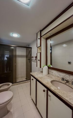 Apartamento à venda com 170m², 4 quartos e 3 vagas Apartamento à venda com 170m², 4 quartos e 3 vagasBanheiro social