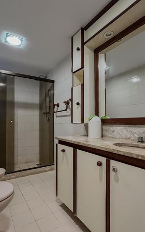 Apartamento à venda com 170m², 4 quartos e 3 vagas Apartamento à venda com 170m², 4 quartos e 3 vagasBanheiro social