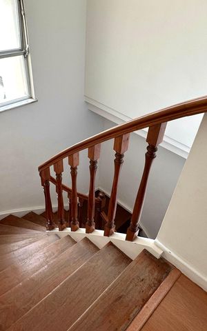Apartamento à venda com 445m², 7 quartos e 1 vaga Apartamento à venda com 445m², 7 quartos e 1 vagaEscada