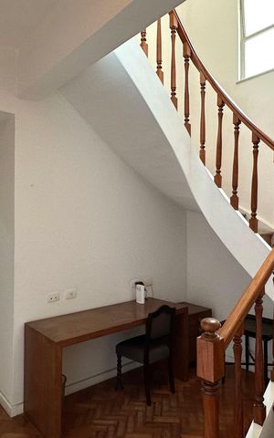 Apartamento à venda com 445m², 7 quartos e 1 vaga Apartamento à venda com 445m², 7 quartos e 1 vagaEscada