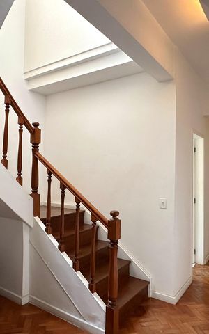 Apartamento à venda com 445m², 7 quartos e 1 vaga Apartamento à venda com 445m², 7 quartos e 1 vagaEscada