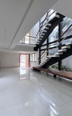 Casa à venda com 402m², 4 quartos e 4 vagas Casa à venda com 402m², 4 quartos e 4 vagasSala