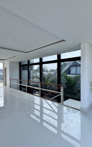 Casa à venda com 402m², 4 quartos e 4 vagas Casa à venda com 402m², 4 quartos e 4 vagasSalão