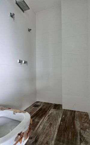 Casa à venda com 402m², 4 quartos e 4 vagas Casa à venda com 402m², 4 quartos e 4 vagasÁrea externa - Banheiro
