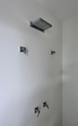 Casa à venda com 402m², 4 quartos e 4 vagas Casa à venda com 402m², 4 quartos e 4 vagasÁrea externa - Banheiro