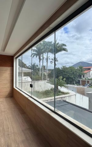 Casa à venda com 402m², 4 quartos e 4 vagas Casa à venda com 402m², 4 quartos e 4 vagasSuíte 1 - Varanda