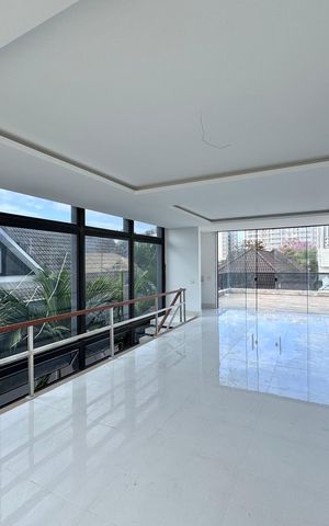 Casa à venda com 402m², 4 quartos e 4 vagas Casa à venda com 402m², 4 quartos e 4 vagasSalão