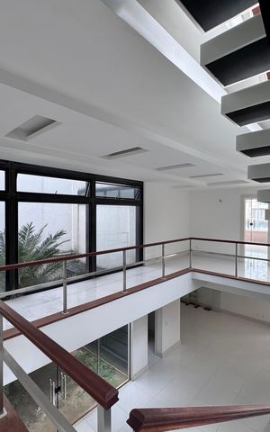 Casa à venda com 402m², 4 quartos e 4 vagas Casa à venda com 402m², 4 quartos e 4 vagasAcesso Segundo Andar