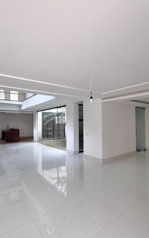 Casa à venda com 402m², 4 quartos e 4 vagas Casa à venda com 402m², 4 quartos e 4 vagasSala