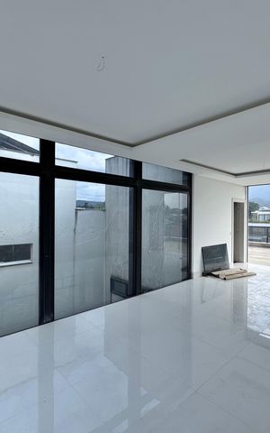 Casa à venda com 402m², 4 quartos e 4 vagas Casa à venda com 402m², 4 quartos e 4 vagasSalão