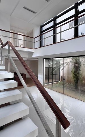 Casa à venda com 402m², 4 quartos e 4 vagas Casa à venda com 402m², 4 quartos e 4 vagasSala