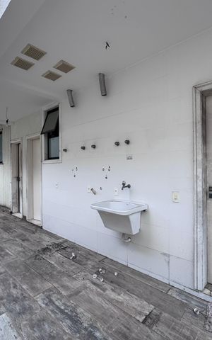Casa à venda com 402m², 4 quartos e 4 vagas Casa à venda com 402m², 4 quartos e 4 vagasÁrea externa - Área de Serviço
