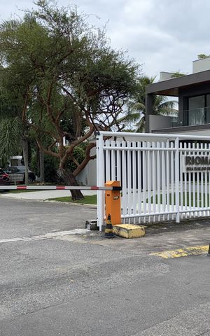 Casa à venda com 402m², 4 quartos e 4 vagas Casa à venda com 402m², 4 quartos e 4 vagasFachada Condomínio