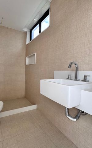 Casa à venda com 402m², 4 quartos e 4 vagas Casa à venda com 402m², 4 quartos e 4 vagasSalão - Banheiro