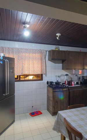 Casa à venda com 243m², 4 quartos e 3 vagas Casa à venda com 243m², 4 quartos e 3 vagasCozinha