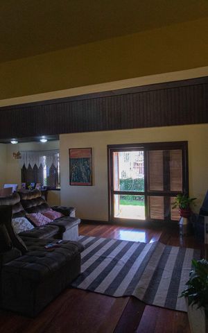 Casa à venda com 243m², 4 quartos e 3 vagas Casa à venda com 243m², 4 quartos e 3 vagasSala