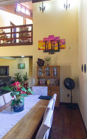 Casa à venda com 243m², 4 quartos e 3 vagas Casa à venda com 243m², 4 quartos e 3 vagasSala de Jantar