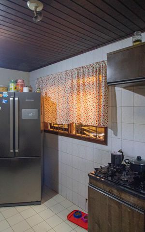 Casa à venda com 243m², 4 quartos e 3 vagas Casa à venda com 243m², 4 quartos e 3 vagasCozinha