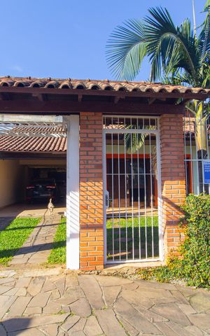 Casa à venda com 243m², 4 quartos e 3 vagas Casa à venda com 243m², 4 quartos e 3 vagasFachada