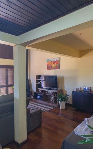 Casa à venda com 243m², 4 quartos e 3 vagas Casa à venda com 243m², 4 quartos e 3 vagasSala