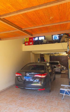 Casa à venda com 243m², 4 quartos e 3 vagas Casa à venda com 243m², 4 quartos e 3 vagasGaragem