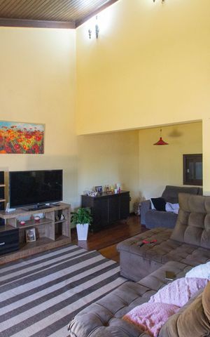 Casa à venda com 243m², 4 quartos e 3 vagas Casa à venda com 243m², 4 quartos e 3 vagasSala