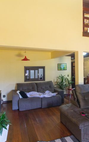 Casa à venda com 243m², 4 quartos e 3 vagas Casa à venda com 243m², 4 quartos e 3 vagasSala