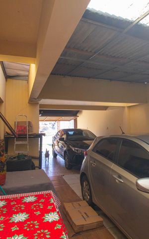 Casa à venda com 243m², 4 quartos e 3 vagas Casa à venda com 243m², 4 quartos e 3 vagasGaragem