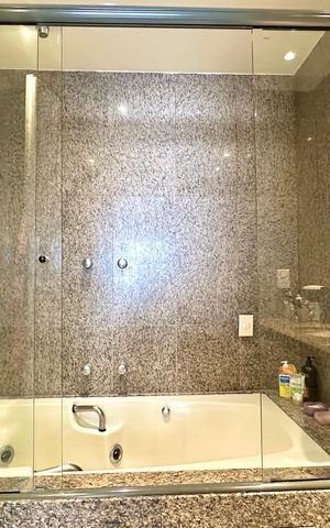 Apartamento à venda com 330m², 4 quartos e 2 vagas Apartamento à venda com 330m², 4 quartos e 2 vagasBanheiro da Suíte 3