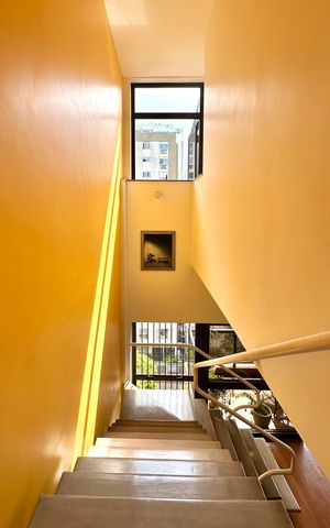 Apartamento à venda com 330m², 4 quartos e 2 vagas Apartamento à venda com 330m², 4 quartos e 2 vagasEscada