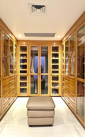 Apartamento à venda com 330m², 4 quartos e 2 vagas Apartamento à venda com 330m², 4 quartos e 2 vagasCloset da suíte 1