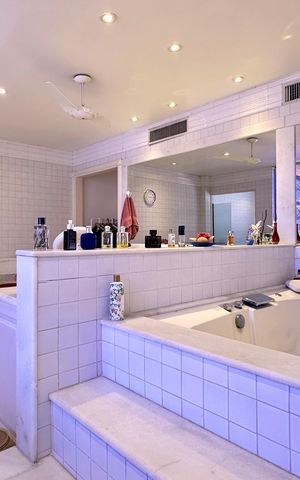 Apartamento à venda com 330m², 4 quartos e 2 vagas Apartamento à venda com 330m², 4 quartos e 2 vagasBanheiro da Suíte 1