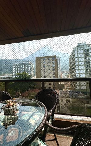 Apartamento à venda com 330m², 4 quartos e 2 vagas Apartamento à venda com 330m², 4 quartos e 2 vagasVaranda