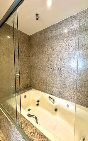 Apartamento à venda com 330m², 4 quartos e 2 vagas Apartamento à venda com 330m², 4 quartos e 2 vagasBanheiro da Suíte 3