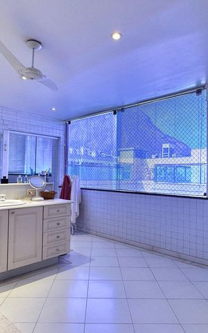Apartamento à venda com 330m², 4 quartos e 2 vagas Apartamento à venda com 330m², 4 quartos e 2 vagasBanheiro da Suíte 1