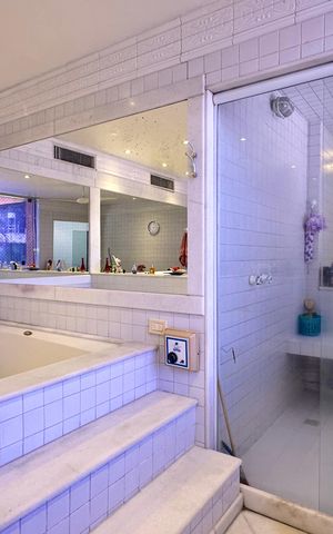 Apartamento à venda com 330m², 4 quartos e 2 vagas Apartamento à venda com 330m², 4 quartos e 2 vagasBanheiro da Suíte 1