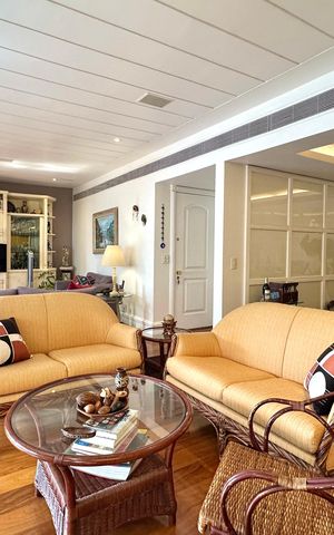 Apartamento à venda com 330m², 4 quartos e 2 vagas Apartamento à venda com 330m², 4 quartos e 2 vagasSala