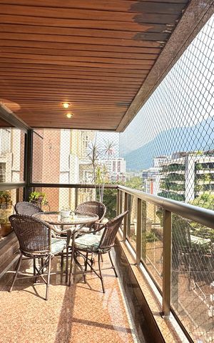 Apartamento à venda com 330m², 4 quartos e 2 vagas Apartamento à venda com 330m², 4 quartos e 2 vagasSala