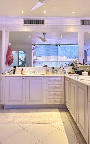 Apartamento à venda com 330m², 4 quartos e 2 vagas Apartamento à venda com 330m², 4 quartos e 2 vagasBanheiro da Suíte 1