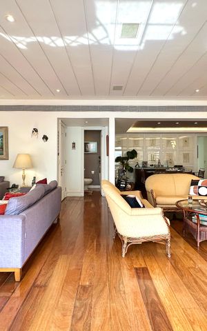 Apartamento à venda com 330m², 4 quartos e 2 vagas Apartamento à venda com 330m², 4 quartos e 2 vagasSala