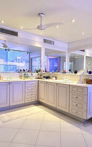 Apartamento à venda com 330m², 4 quartos e 2 vagas Apartamento à venda com 330m², 4 quartos e 2 vagasBanheiro da Suíte 1