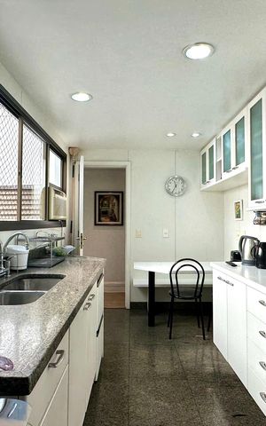 Apartamento à venda com 330m², 4 quartos e 2 vagas Apartamento à venda com 330m², 4 quartos e 2 vagasCozinha