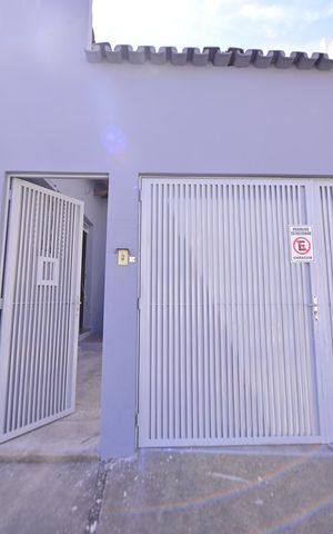 Casa à venda com 324m², 3 quartos e 1 vaga Casa à venda com 324m², 3 quartos e 1 vagaFachada